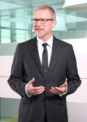 Dr. Kurt Mäder (photo)